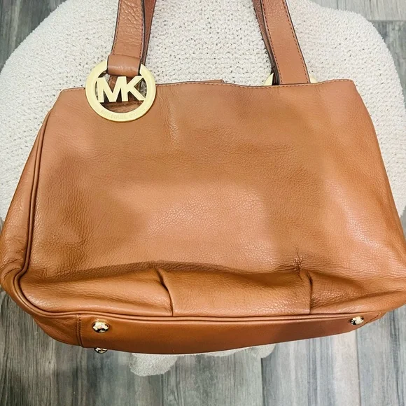 Michael Kors Tan Shoulder Bag with Gold Hardware - Picture 2 of 6